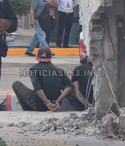 Dos jóvenes detenidos tras persecución por presunto robo a local de carnitas